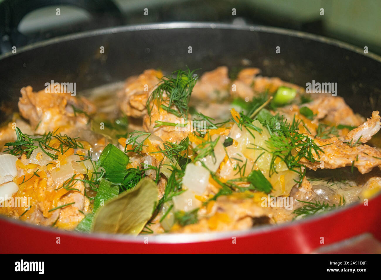 Fleisch mit Zwiebeln, Karotten, Dill und Lorbeerblatt ist geschmort in eine Pfanne geben. Home Kochen Hautnah. Stockfoto