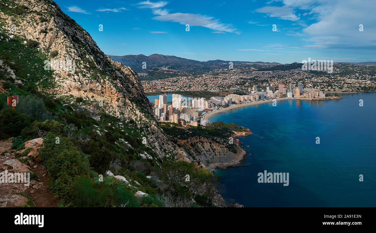 Luftbild nach Salt Lake und mediterranen Seenlandschaft, Calpe oder Calp Resort spanische Stadt oben Blick von Penon de Ifach oder Penyal d'Ifac, Spanien Stockfoto