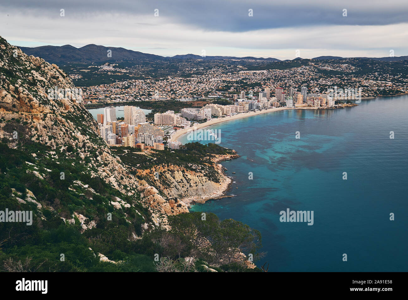 Luftbild nach Salt Lake und mediterranen Seenlandschaft, Calpe oder Calp Resort spanische Stadt, Ansicht von oben von Penon de Ifach oder Penyal d'Ifac, Calpe, Spanien Stockfoto