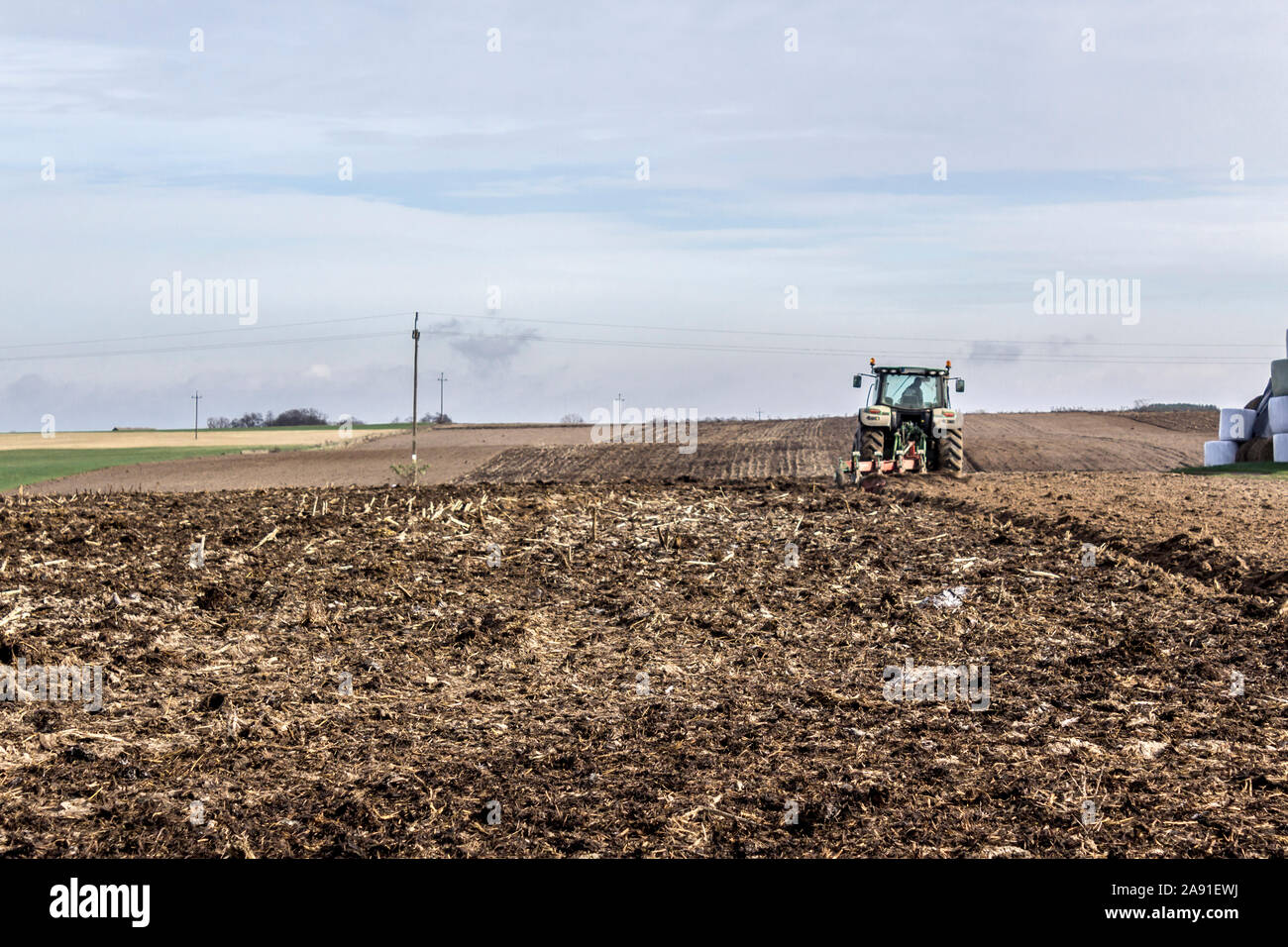 Radtraktor mit Multi-Pflug. Das Land Pflügen im Spätherbst. Podlasien, Polen. Stockfoto