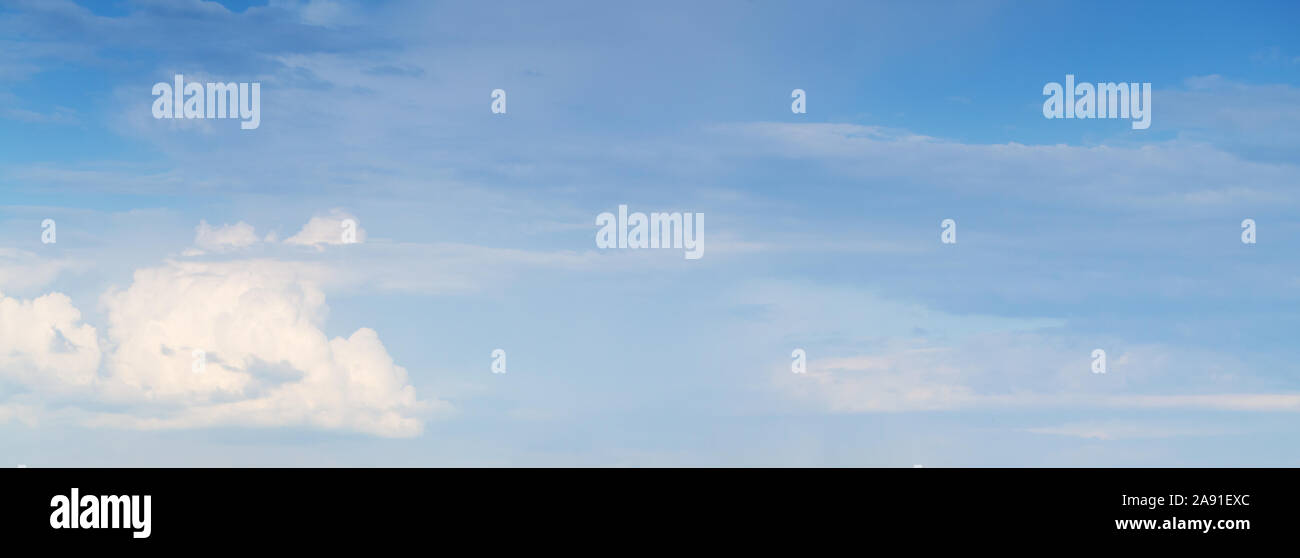 Bewölkt blauer Himmel tagsüber, natürliche Panoramafoto Stockfoto