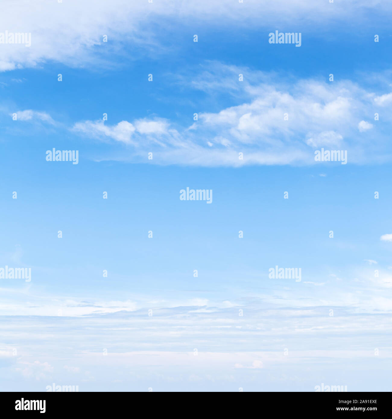Blauer Himmel mit Schichten von Wolken tagsüber, quadratische Hintergrund Foto Stockfoto