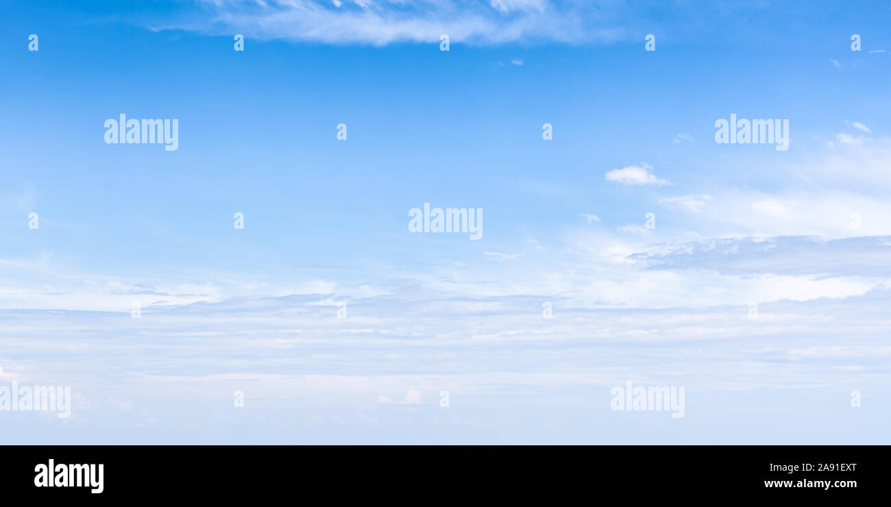 Blauer Himmel mit Wolken tagsüber, natürliche Panoramafoto Stockfoto
