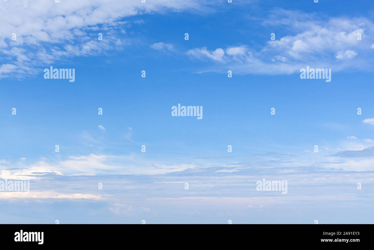 Blauer Himmel mit Schichten von Wolken tagsüber, natürlichen Hintergrund Foto Stockfoto