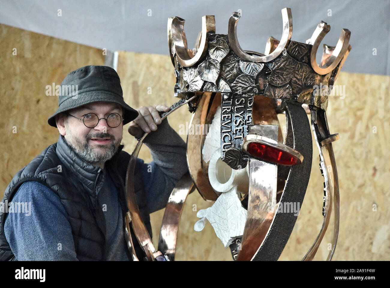 Polesovice, Tschechische Republik. 07 Nov, 2019. Tschechische Bildhauer Daniel Ignac Trubac zeigt seine 230 cm lang und fast 400 kg wiegt Skulptur 'Krone der Hl. Agnes von Böhmen", am 7. November 2019, in Polesovice, Tschechische Republik. Die Skulptur wird als Geschenk für Papst Franziskus während einer dreitägigen Nationalen Wallfahrt nach Rom gegeben werden. Credit: Vaclav Salek/CTK Photo/Alamy leben Nachrichten Stockfoto