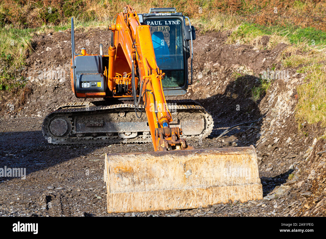 Aushub Boden an der Rückseite des privaten Haus mit Bulldozer, den Boden für die Entwässerung zu Ebene Stockfoto