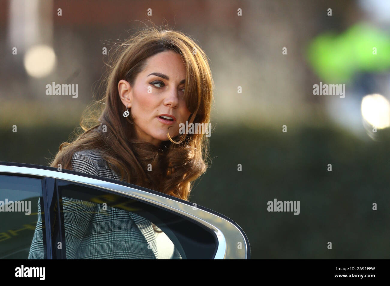 Die Herzogin von Cambridge an der Troubadour Weiße Stadt Theater in London zu besuchen, eine freiwillige Veranstaltung mit der Charity Shout, Treffen von Menschen aus über Großbritannien, die ihre Zeit, um den Text Service geben. Stockfoto