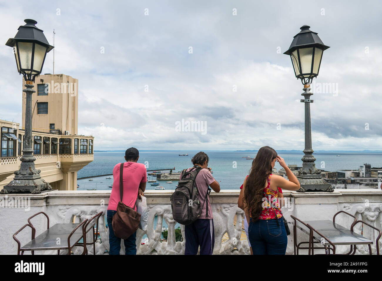 Salvador - Bahia, Brasilien - ca. September 2019: Touristen genießen den Blick aus der Sicht Tome de Souza ist Platz im historischen Zentrum von Salvador. Stockfoto