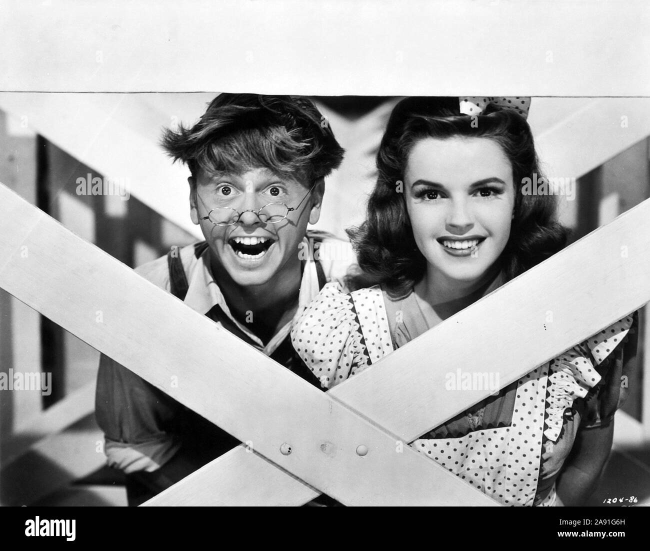 MICKEY ROONEY und Judy Garland in BABES ON BROADWAY (1941), von Busby Berkeley geleitet. Credit: MGM /Album Stockfoto
