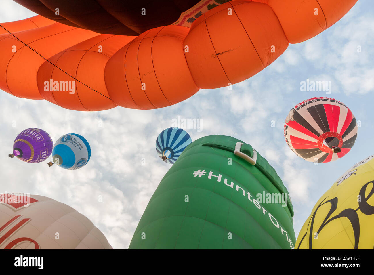 Masse Besteigung des Heißluftballons aus der Startplatz an Ashton Hof Immobilien für die 2019 Bristol Balloon Fiesta Stockfoto