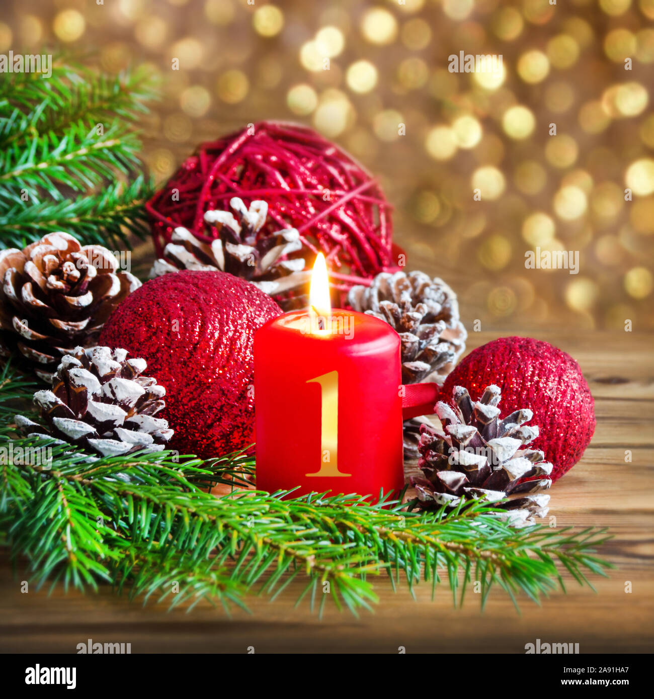 Adventsdekorationen und Kerze Stockfoto