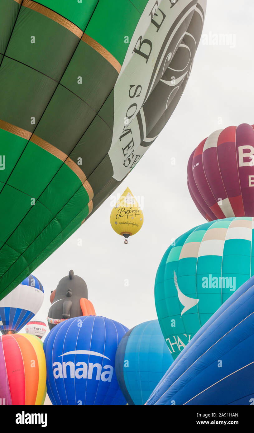 Masse Besteigung des Heißluftballons aus der Startplatz an Ashton Hof Immobilien für die 2019 Bristol Balloon Fiesta Stockfoto