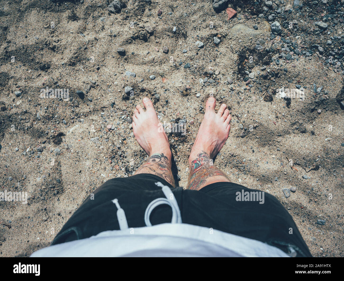 Mann stand am Sandstrand, niedrige Abschnitt Stockfoto