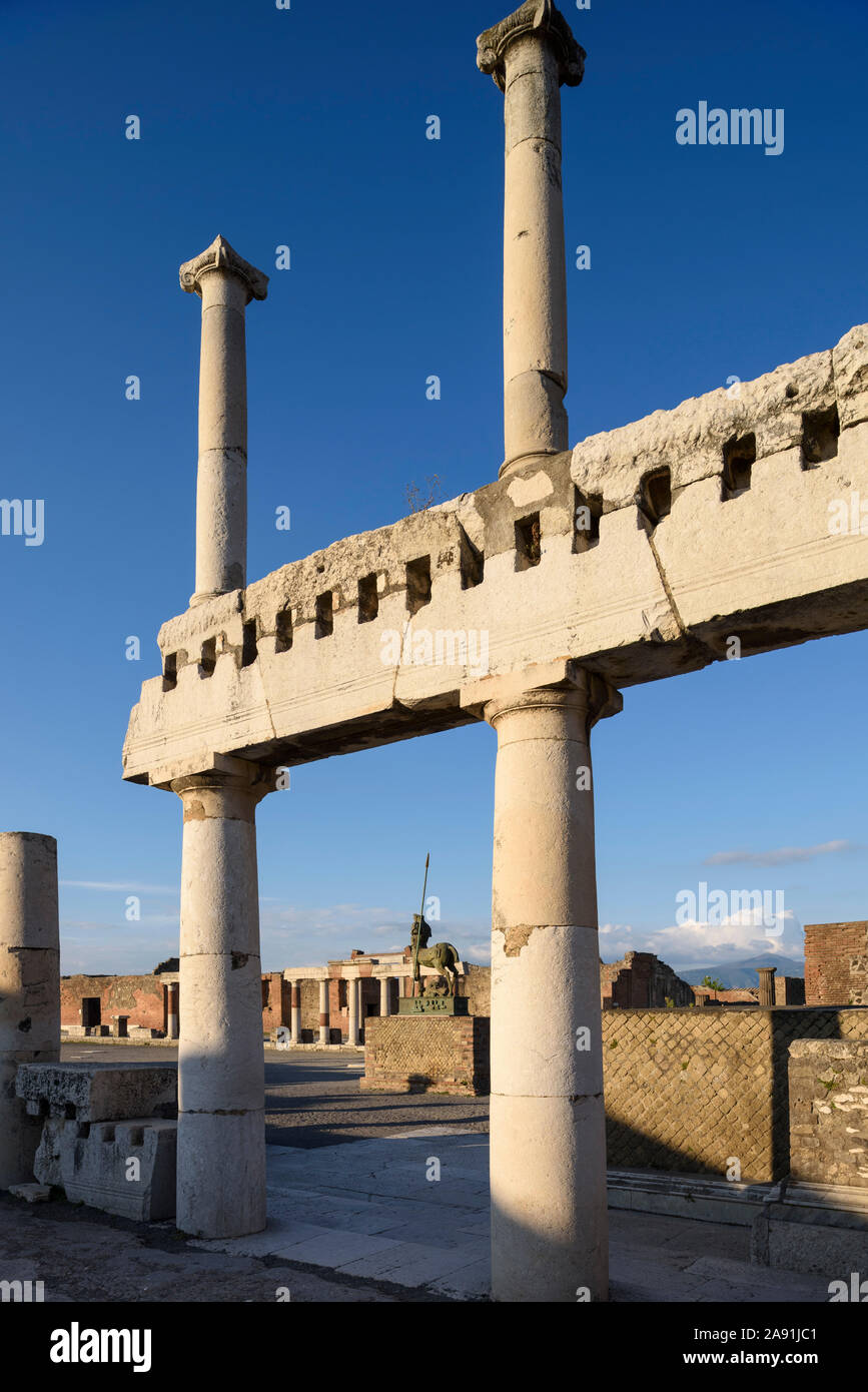 Pompei. Italien. Archäologische Stätte von Pompeji. Blick auf das zivile Forum (Foro Civile), im Vordergrund ein Doppel der Steinsäulen, dorischen Säulen Stockfoto