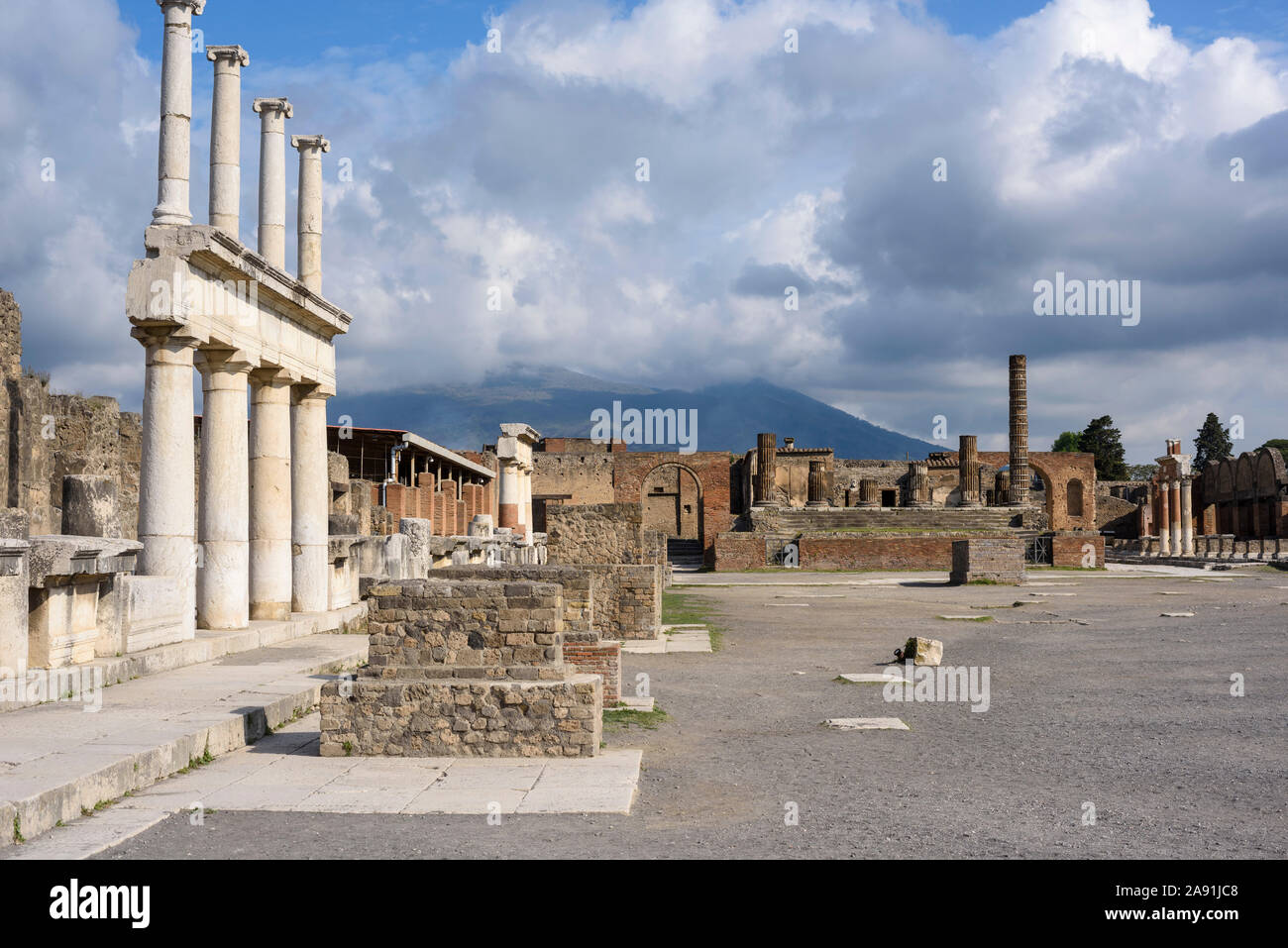 Pompei. Italien. Archäologische Stätte von Pompeji. Blick auf das zivile Forum (Foro Civile), Richtung das Capitolium, mit dem Vesuv im Hintergrund. O Stockfoto