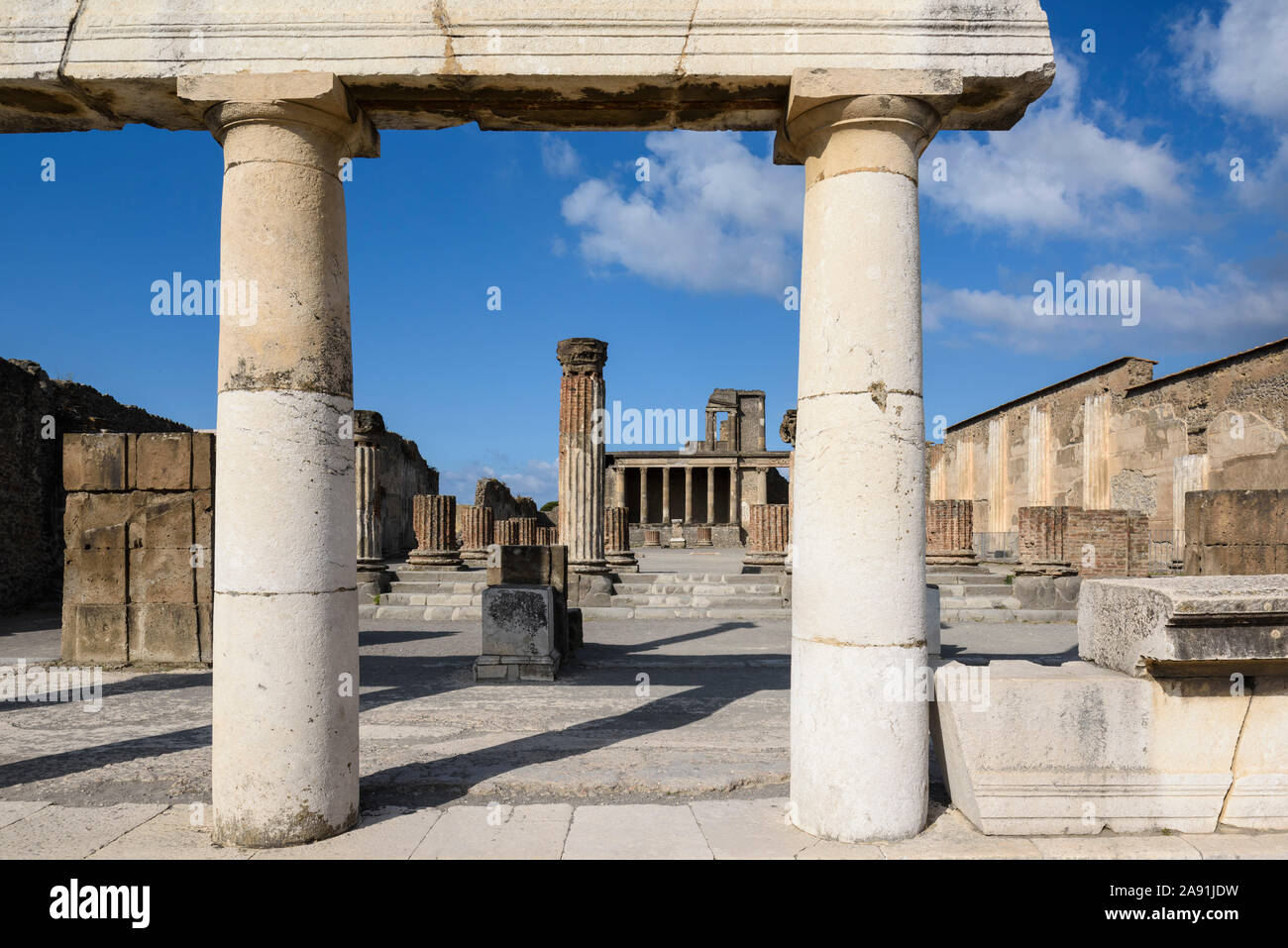 Pompei. Italien. Archäologische Stätte von Pompeji. Die Basilika (130-120 v. Chr.), war der Ort, an dem Geschäfte und die Verwaltung des Gerichtshofes Stockfoto