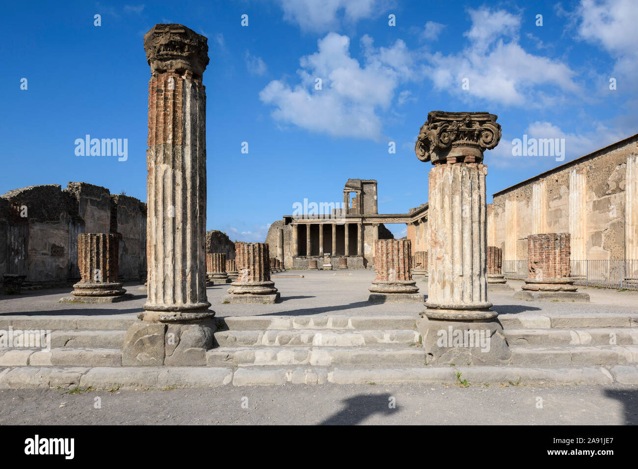Pompei. Italien. Archäologische Stätte von Pompeji. Die Basilika (130-120 v. Chr.), war der Ort, an dem Geschäfte und die Verwaltung des Gerichtshofes Stockfoto
