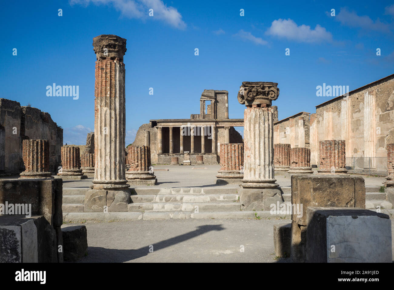 Pompei. Italien. Archäologische Stätte von Pompeji. Die Basilika (130-120 v. Chr.), war der Ort, an dem Geschäfte und die Verwaltung des Gerichtshofes Stockfoto