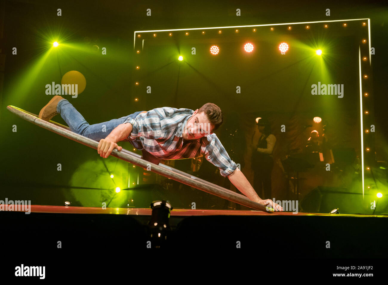 London, UK, 12. November 2019. Charlie Wheeller führt auf der Cyr Rad an der Vorschau von "La Clique", den Olivier Award-winning Kabarett Varieté zurück zum West End nach über einem Jahrzehnt. Mit einigen der besten Sorte Künstler der Welt, darunter Feuer - Atmen, Schlucken und Akrobatik, die Show ist am Spiegeltent in Leicester Square bis zum 4. Januar 2020. Credit: Stephen Chung/Alamy leben Nachrichten Stockfoto