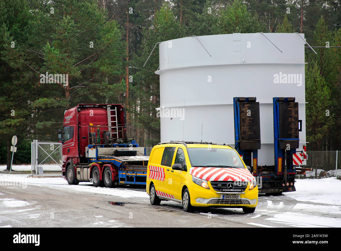 Auflieger mit einem stahlrahmen von 5,25 Meter in der Höhe auf die Ladefläche der Fabrik mit einem Begleitfahrzeug. Salo, Finnland. Nov 8, 2019. Stockfoto