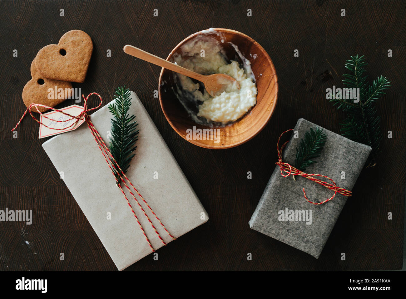 Weihnachten Geschenke und Schüssel mit Brei Stockfoto