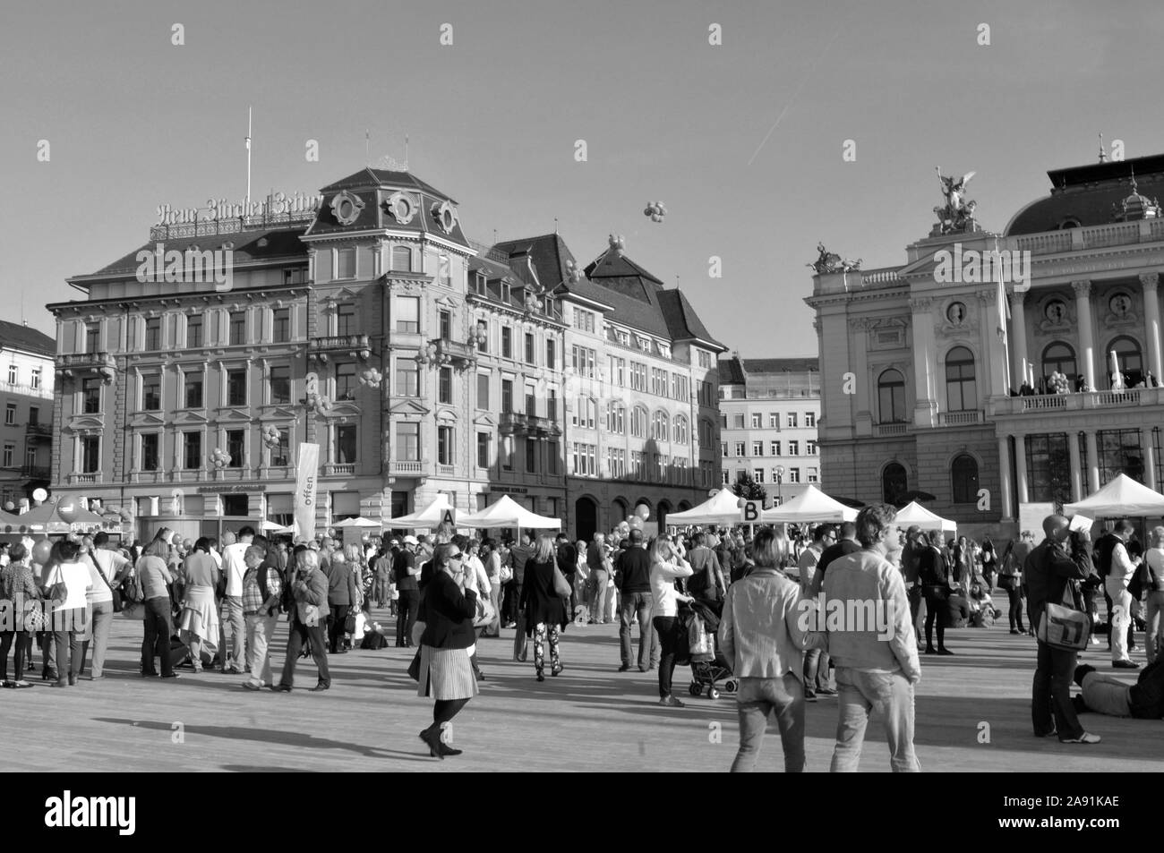 Public Viewing Wochenende mit Opera auf dem Bellevue-Place in Zürich City mit live Konzerte und Performances Stockfoto