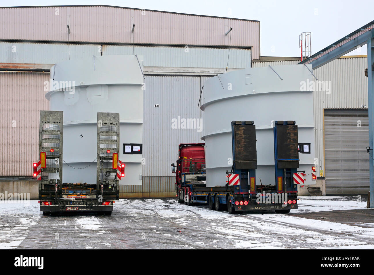 Zwei übergroße Ladung transportiert auf der Ladefläche von Factory. Die vor Ort gefertigten Stahlrahmen Schiff von Finnland bis nach Chile. Salo, Finnland. Nov 8, 2019. Stockfoto