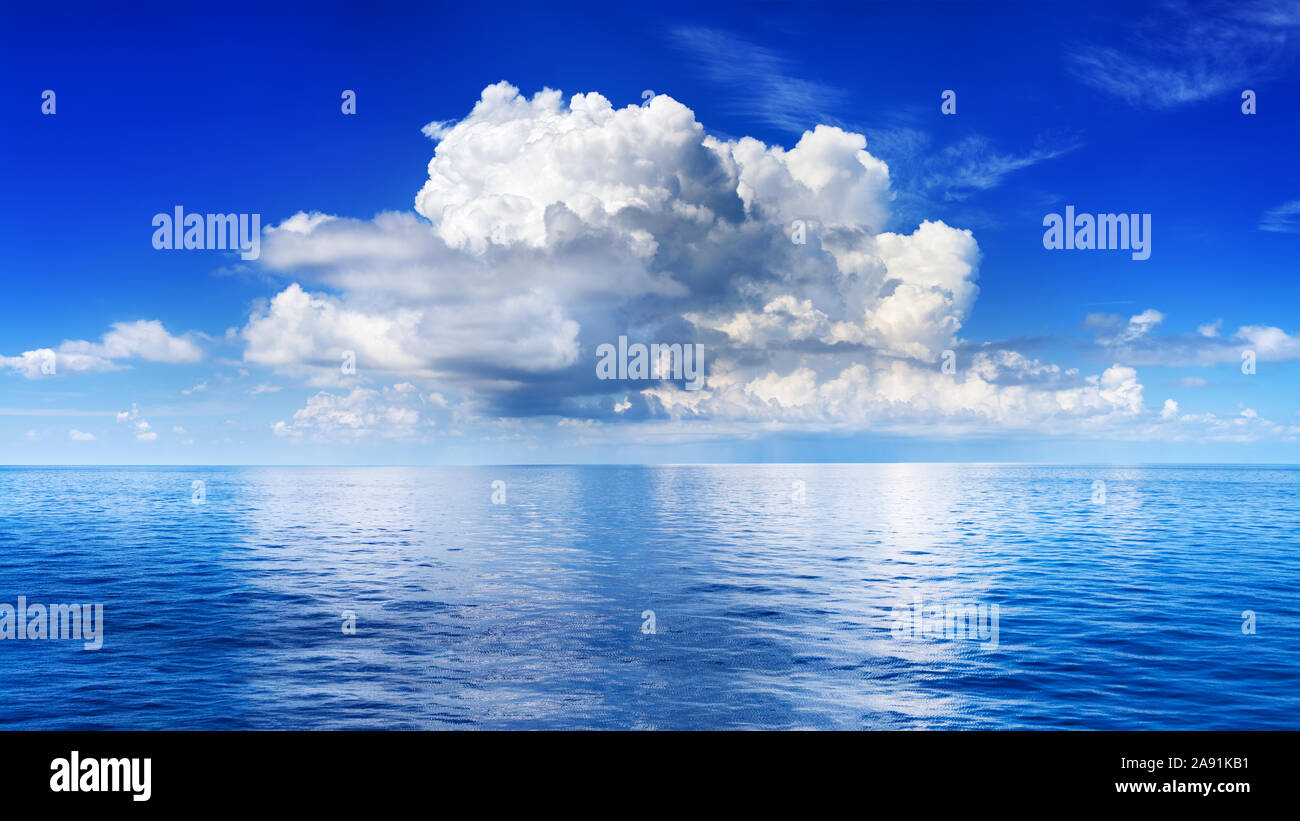 Cumulus Wolken im blauen Himmel über Meer Landschaft, grosse Wolke über dem Meer Wasser Panorama, Horizon, schönen tropischen sonnigen Sommertag Seascape Stockfoto