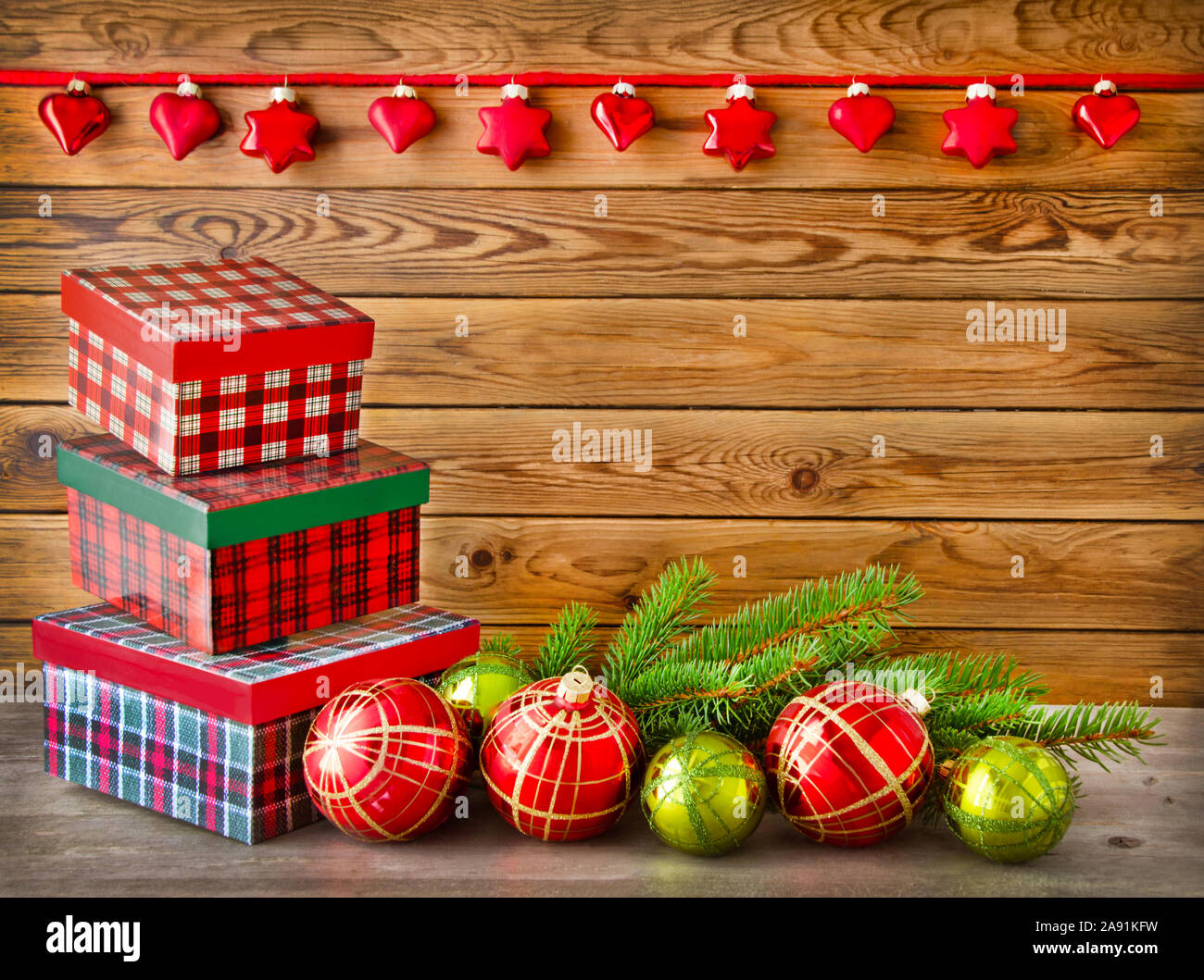 Weihnachtsschmuck und Geschenke Stockfoto