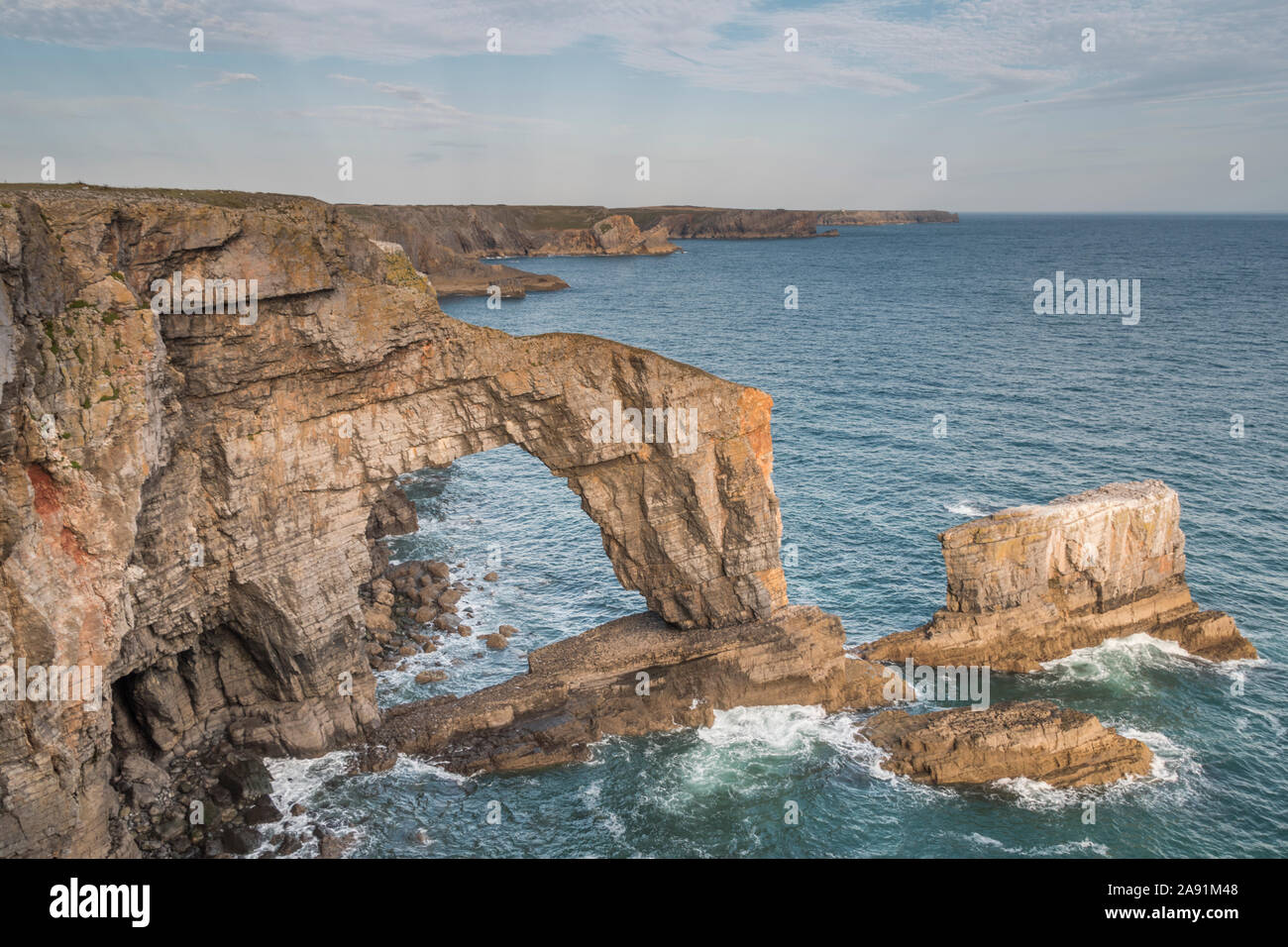 Die grüne Brücke von Wales, ein Natural Arch, die durch die Erosion der Küsten an der Küste von Pembrokeshire, Wales. Stockfoto