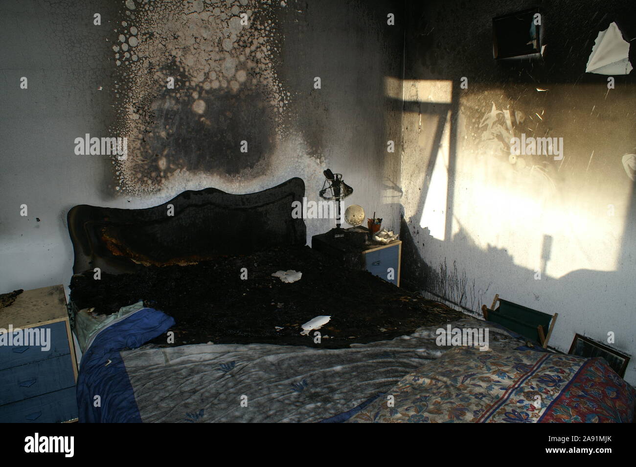 Brand beschädigten Hauses, sozialer Wohnungsbau Stockfoto