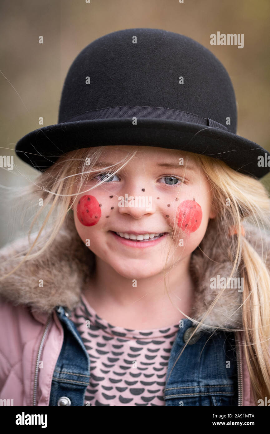 Mädchen verkleidet als Ostern Hexe Stockfoto