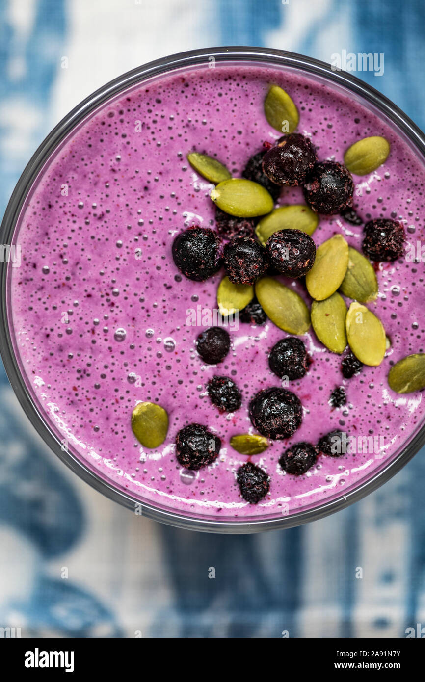 Heidelbeeren und Kürbiskerne auf Smoothie Stockfoto