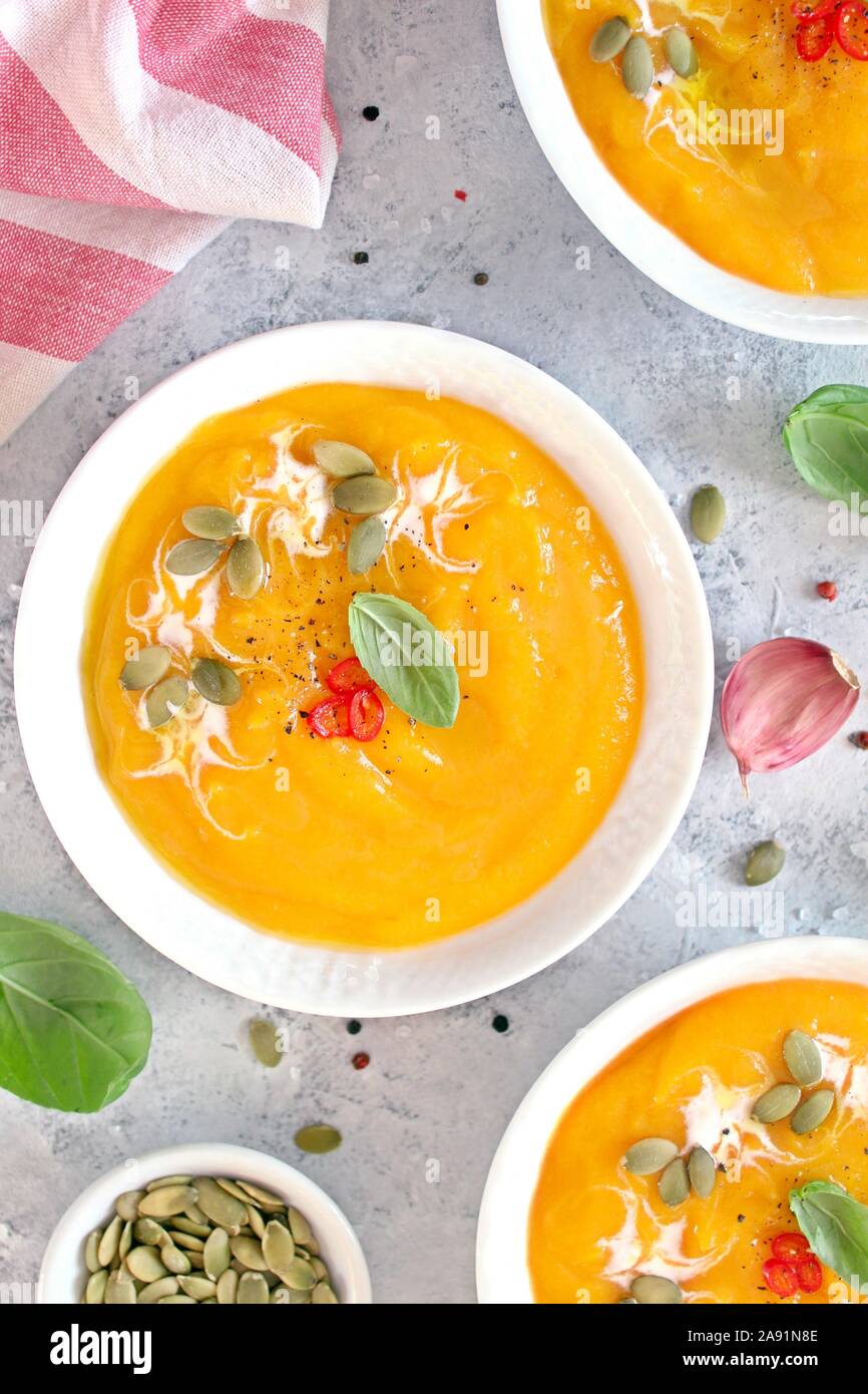 Kürbis und Karotten Suppe mit Sahne und Basilikum. Ansicht von oben mit der Kopie. Gesundes Essen. Stockfoto