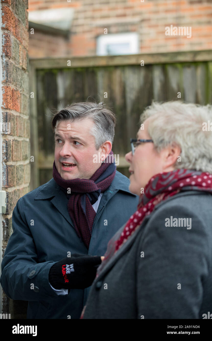 Mansfield, Nottinghamshire, England, UK. 12. November 2019. Jon Ashworth Labours Schatten Staatssekretär für Gesundheit werbend in Mansfield, Nottinghamshire mit Sonya Ward die P.P.C. für Mansfield dieser Randnummer parlamentarischen Sitz, die von der konservativen Partei bei den Wahlen 2017 von Ben Bradley gewonnen wurde und könnte eine zentrale Schlachtfeld in dieser Wahl werden. Alan Beastall/Alamy leben Nachrichten Stockfoto