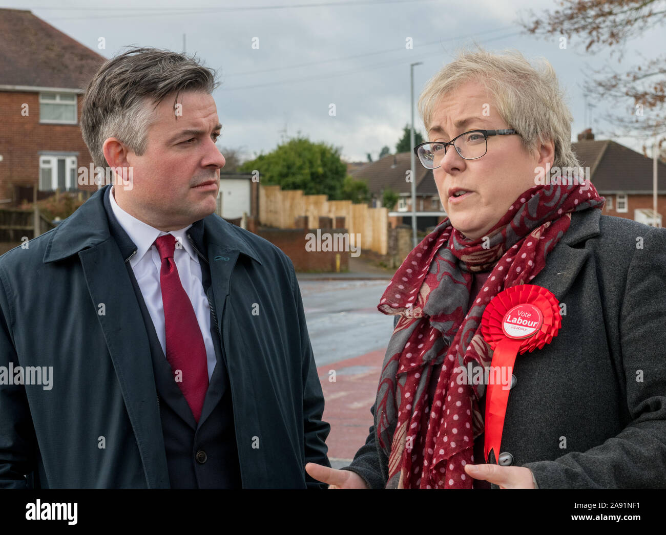 Mansfield, Nottinghamshire, England, UK. 12. November 2019. Jon Ashworth Labours Schatten Staatssekretär für Gesundheit werbend in Mansfield, Nottinghamshire mit Sonya Ward die P.P.C. für Mansfield dieser Randnummer parlamentarischen Sitz, die von der konservativen Partei bei den Wahlen 2017 von Ben Bradley gewonnen wurde und könnte eine zentrale Schlachtfeld in dieser Wahl werden. Alan Beastall/Alamy leben Nachrichten Stockfoto