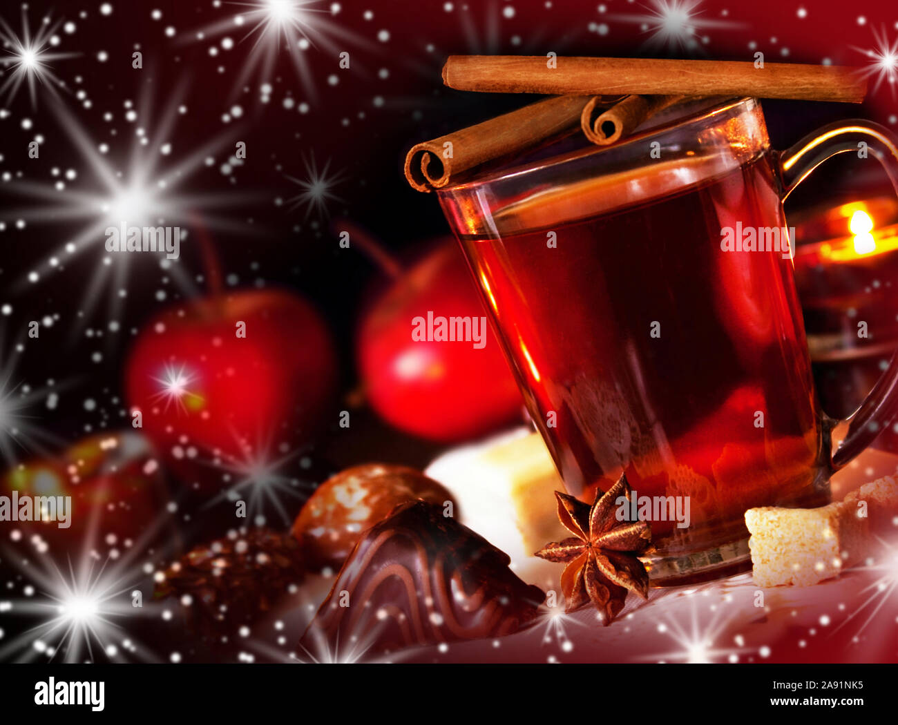 Weihnachtsfeier und heiß gewürzter Wein mit Süßigkeiten Stockfoto