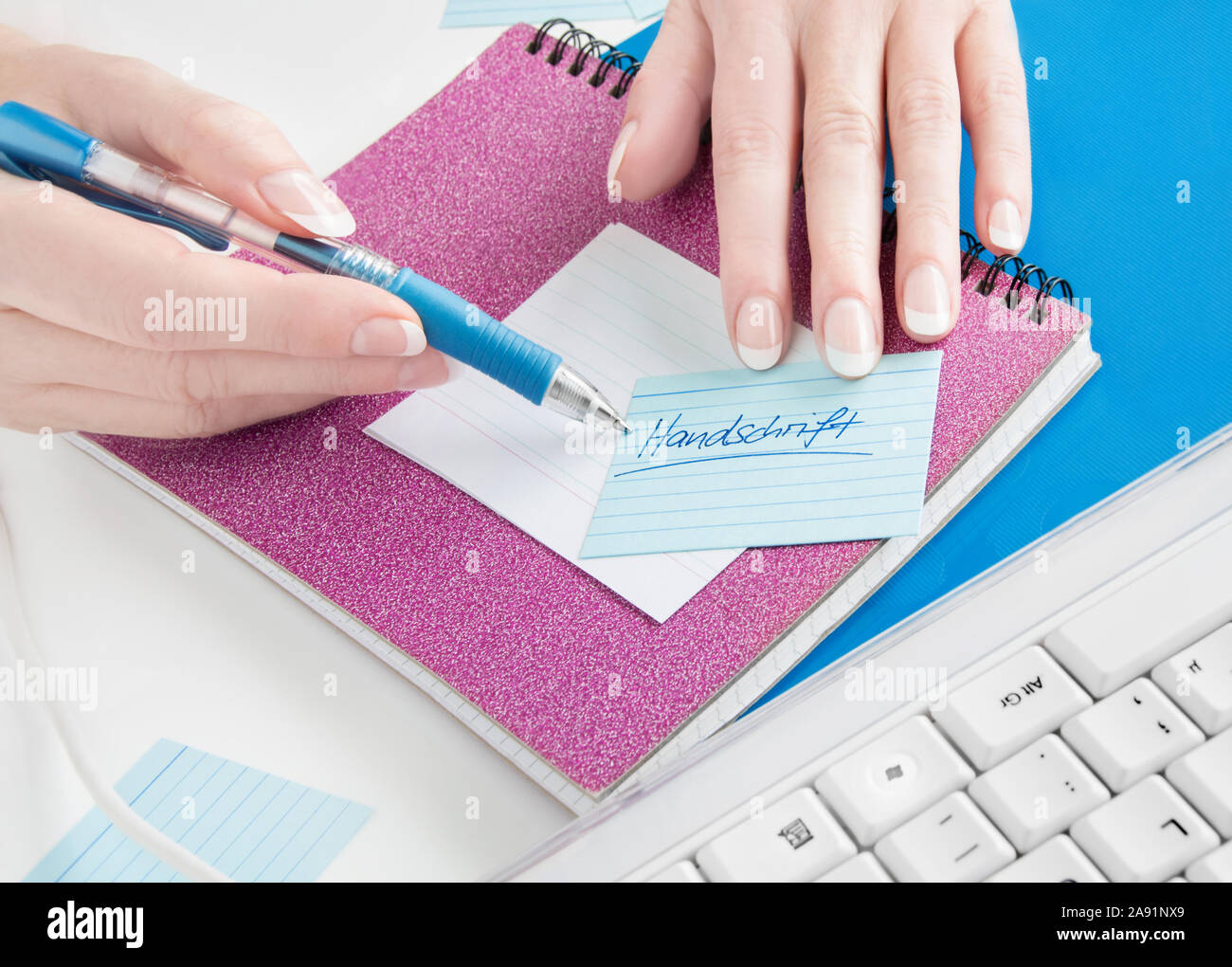 Notepad mit weiblichen Hand und Stift Stockfoto
