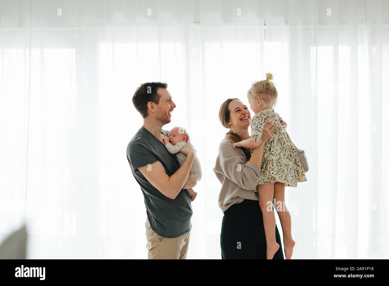 Eltern mit zwei Kindern Stockfoto