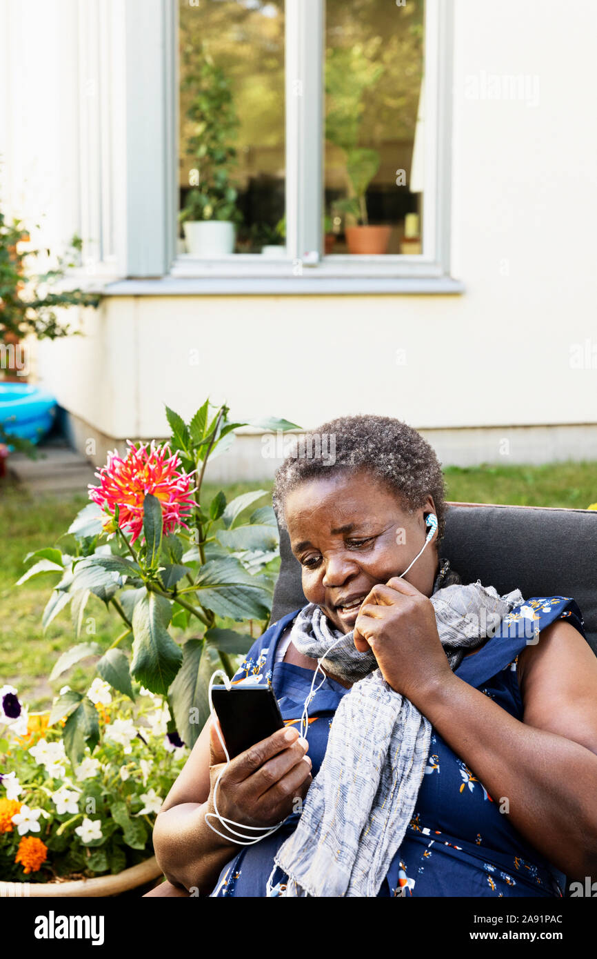 Frau im Gespräch über Telefon Stockfoto