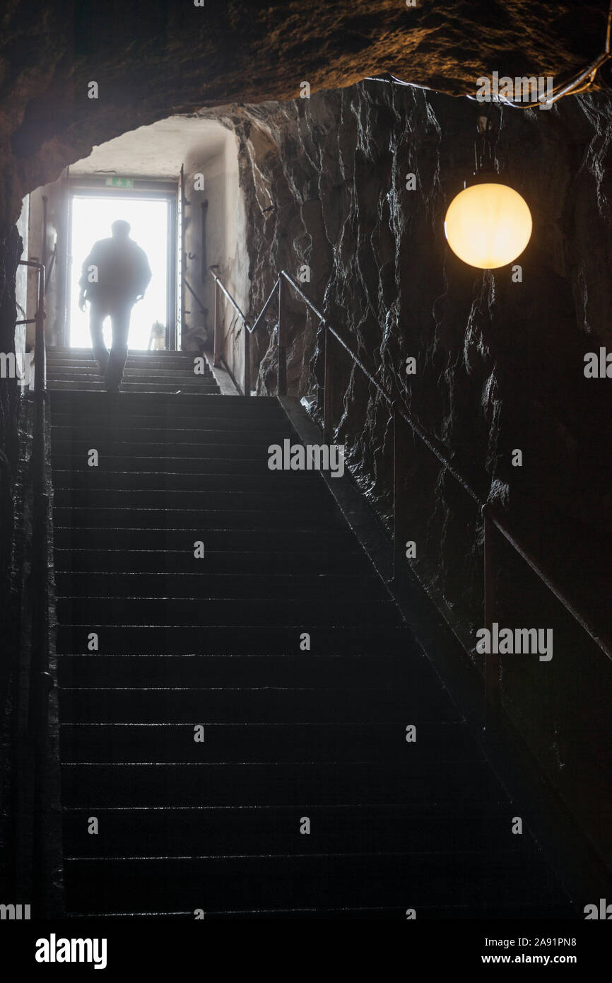 Silhouette der Person zu Fuß die Treppen hoch Stockfoto