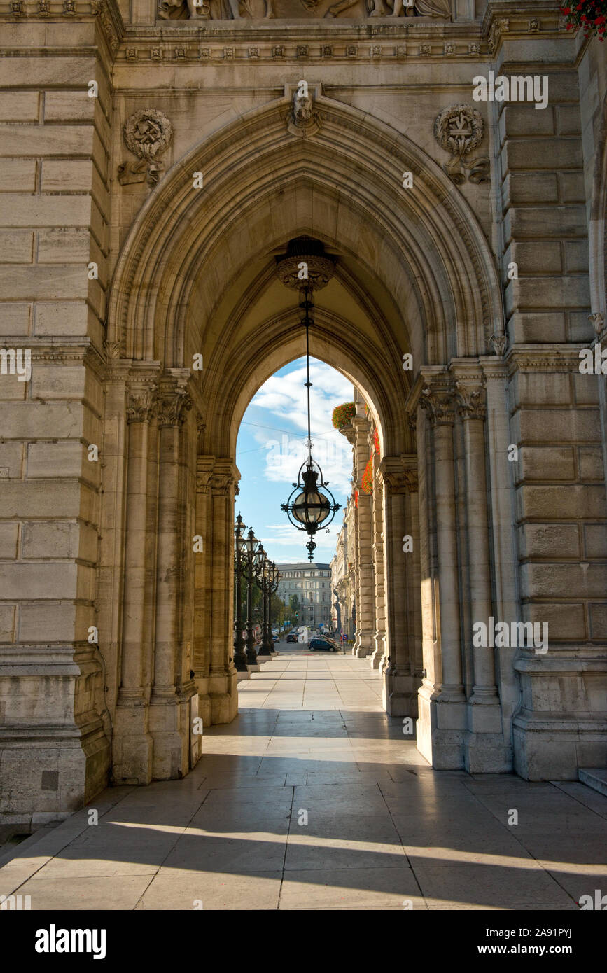 Eingang Bögen zu Vienna City Hall (Rathaus) Stockfoto