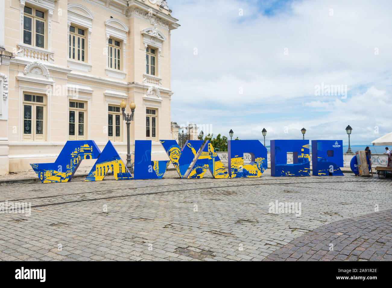 Blau und Gelb touristischen Zeichen, dass Zaubersprüche aus Salvador in Großbuchstaben an Tome de Souza Platz im historischen Zentrum von Salvador, Bahia Stockfoto