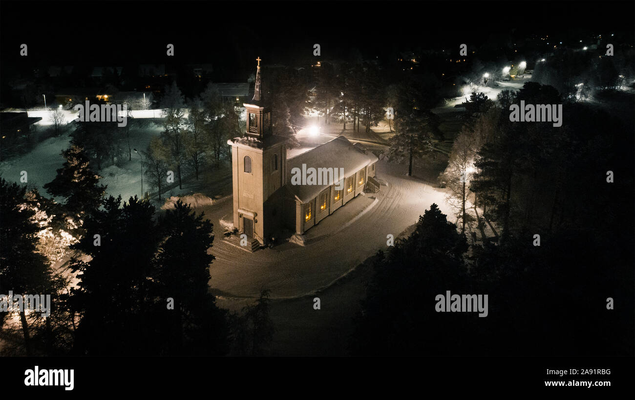 Beleuchtete Kirche bei Nacht Stockfoto