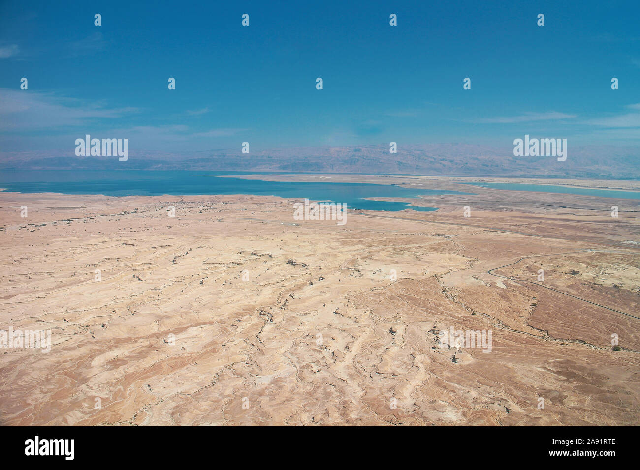 Blick auf die Wüste Negev mit dem Toten Meer im Hintergrund von Masada, Israel gesehen. Stockfoto