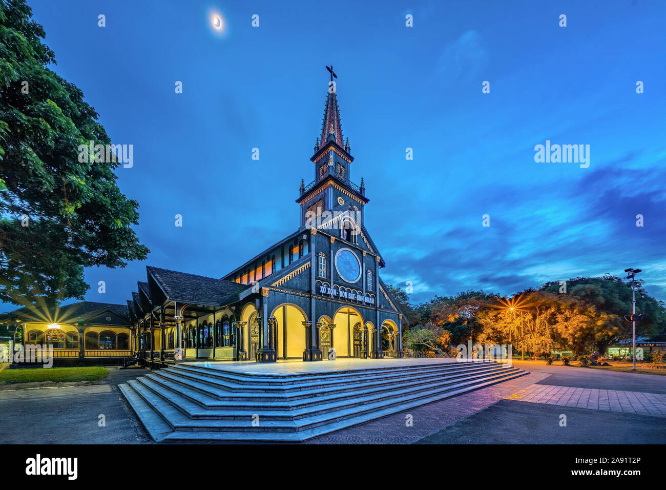 "Nha tho go" oder Holzkirche Kon Tum, Vietnam. Stockfoto