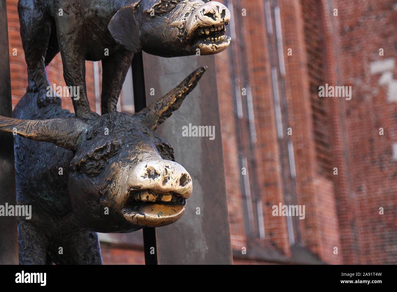 Detail von Riga nehmen auf die Bremer Stadtmusikanten. Die Skulptur zeigt die Tiere durch eine Wand brechen, symbolisch für den Eisernen Vorhang. Stockfoto