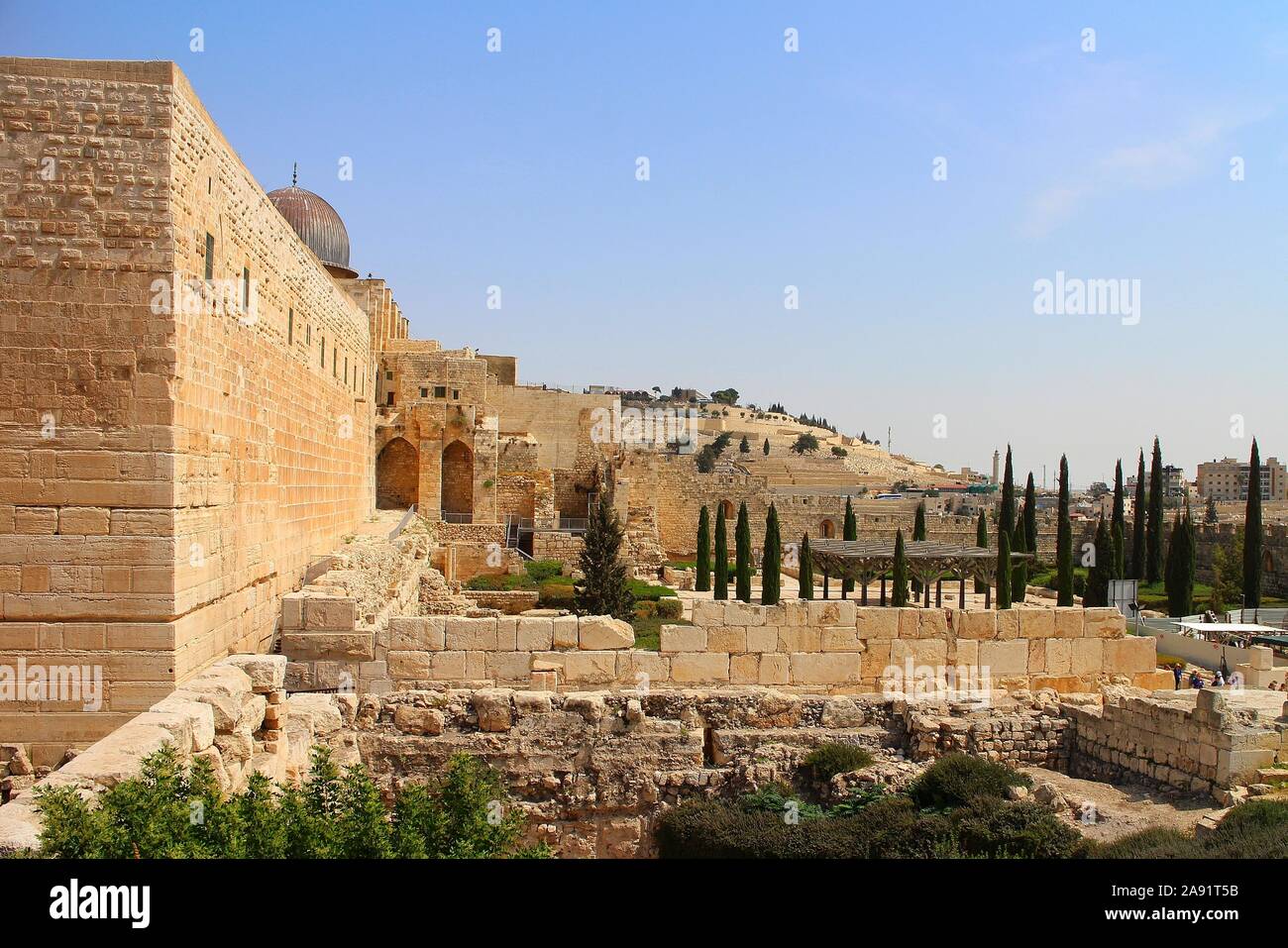 Tempelberg, alte Mauern Jerusalems mit der Kuppel der Al-Aksa-Moschee, und der Blick in Richtung Süden und Osten Jerusalem und der Ölberg in der Ferne. Stockfoto