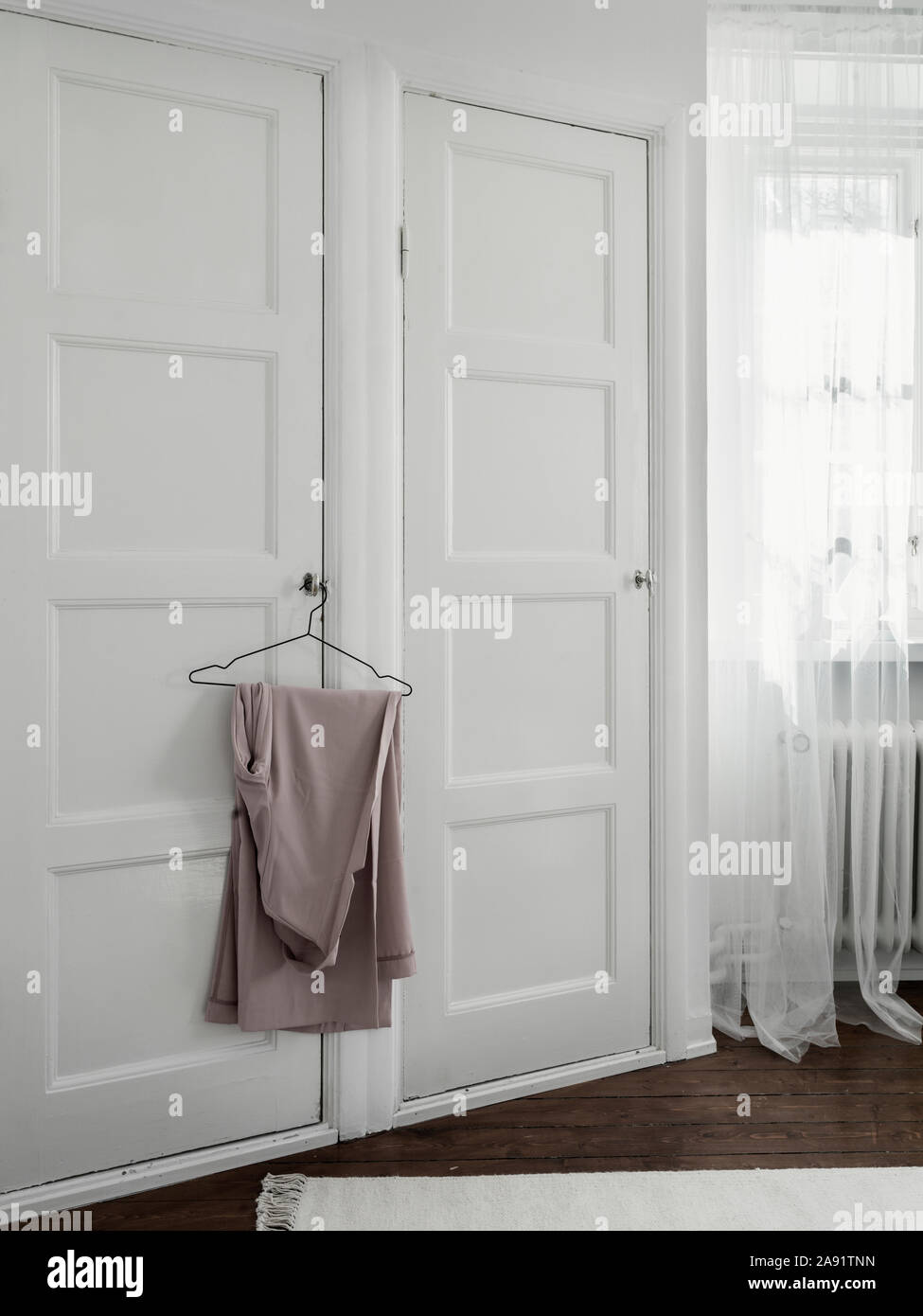 Schranktür mit Aufhängevorrichtung Stockfoto