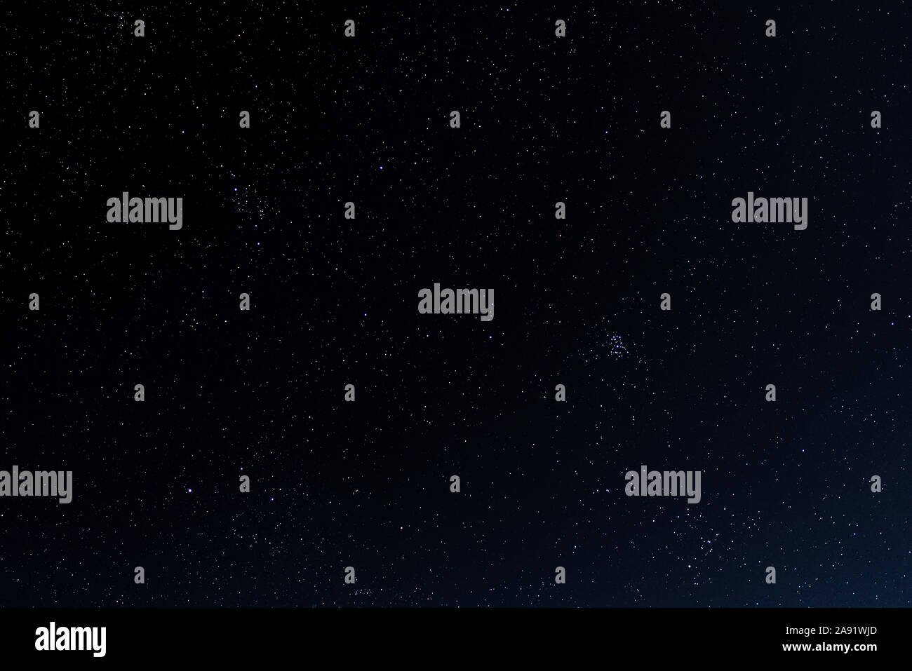 Nachthimmel mit Sternen und Galaxien im Weltall, Universum dunklen Hintergrund Stockfoto
